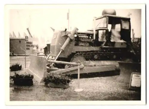 Fotografie Bulldozer - Planierraupe, Messestand einer Nutzfahrzeug-Ausstellung
