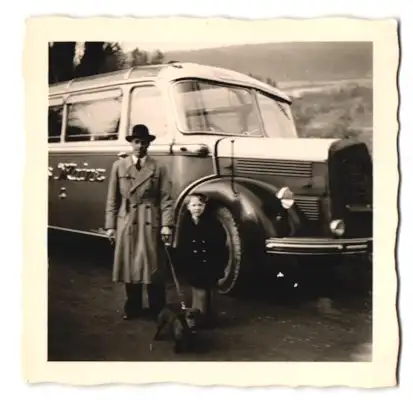 Fotografie Bus Mercedes Benz, Herr mit Dackel neben Reisebus eines Fuhrunternehmen's aus Mainz