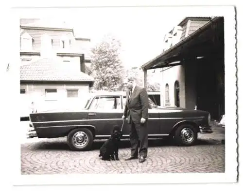 Fotografie Auto Mercedes Benz, Herr mit Hund / Pudel nebst Luxus-Limousine