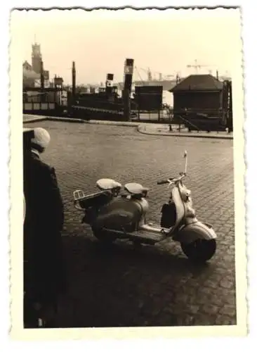 Fotografie Motorrad NSU Lambretta, Motorroller vor Hafenanlagen