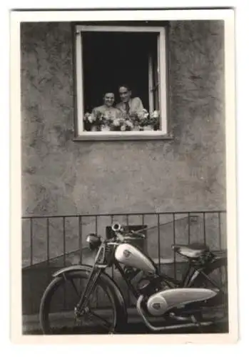 Fotografie Motorrad NSU Quick, Paar am Wohnzimmer-Fenster 1951