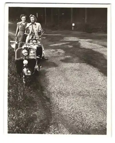 Fotografie Motorrad NSU Lambretta, Hausfrauen mit Motorroller