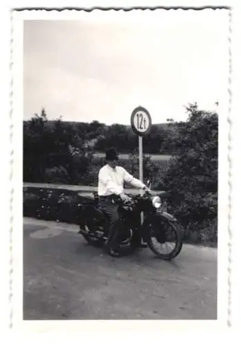 Fotografie Reichenbach, Geisenheim / Rh., Motorrad DKW, lässiger Fahrer mit Sonnenbrille