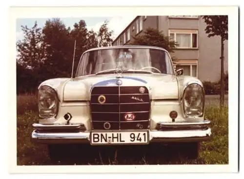 2 Fotografien, Auto Mercedes 220S mit Kennzeichen: BN-HL 941, Limousine