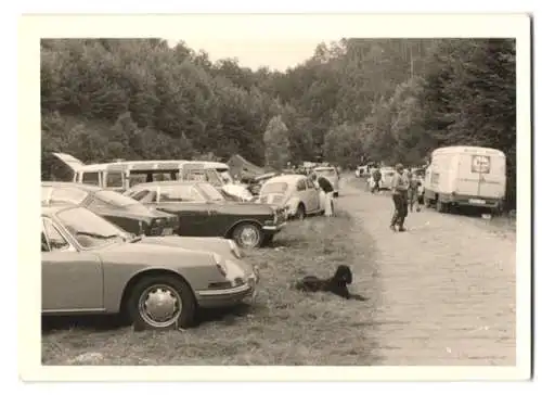 9 Fotografien, Autorennen, Rennwagen Fahrerlager mit Autos VW Käfer, Porsche, Rennstrecke