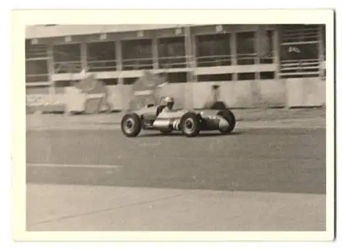 9 Fotografien, Autorennen, Rennwagen Fahrerlager mit Autos VW Käfer, Porsche, Rennstrecke