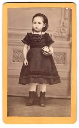 Fotografie A. Breuning, Hanau, niedliches kleines Mädchen im dunklen Kleid mit Perlenkette