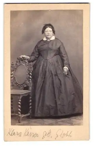 Fotografie A. Breuning, Hanau, ältere Dame Klara Kaiser im dunklen weiten Kleid