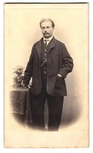 Fotografie Mainberger, Paris, Rue de Rivoli, franzöischer Herr im Anzug mit Mustasch