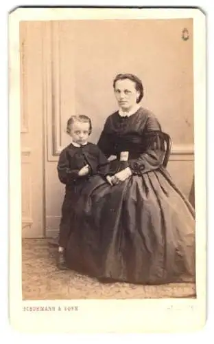 Fotografie Schuhmann & Sohn, Carlsruhe, Mutter im dunklen Kleid mit ihrem Sohn im Anzug