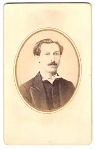 Fotografie A. Demuth, Thiengen, Herr im Anzug mit Mustasch