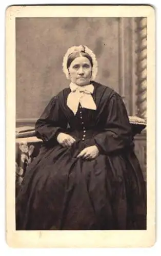 Fotografie Anna Köhnke, Mehlbye, ältere Dame Marie Dorothea Jessen im dunklen Kleid mit Haube
