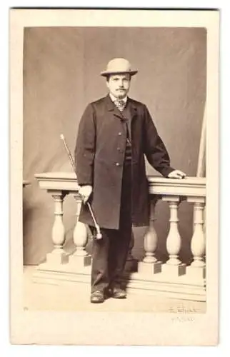 Fotografie F. Grill, Hanau, junger Mann im Anzug mit Hut und Flanierstock, geprägter Trockenstempel