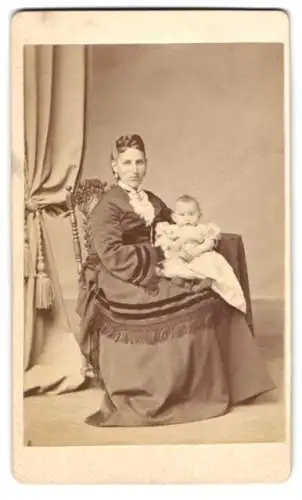 Fotografie F. Grill, Hanau, Mutter im dunklen Kleid mit Töchterchen auf dem Schoss