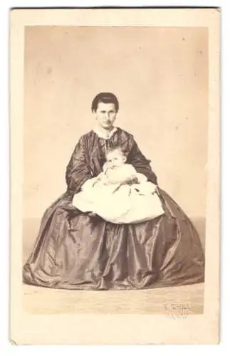 Fotografie F. Grill, Hanau, Mutter im Reifrockkleid mit ihrem Kind auf dem Schoss