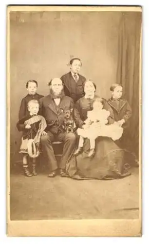 Fotografie John D. Gall, Musselburgh, schottische Familie mit fünf Kindern und dem Familienhund auf dem Schoss