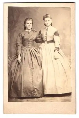 Fotografie A. Breuning, Hanau, zwei junge Damen in taillierten Kleidern