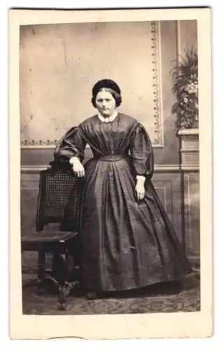 Fotografie A. Breuning, Hanau, junge Frau im dunklen Kleid mit Haube