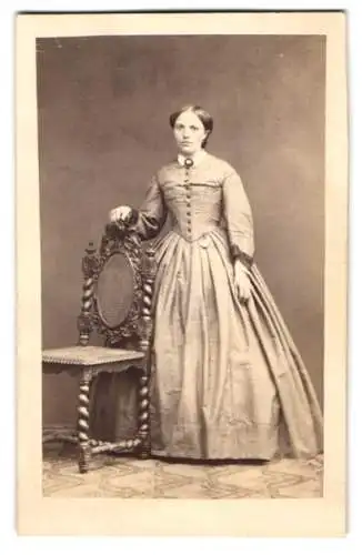 Fotografie A. Breuning, Hanau, junge Frau Kaiser im hellen Kleid mit Brosche