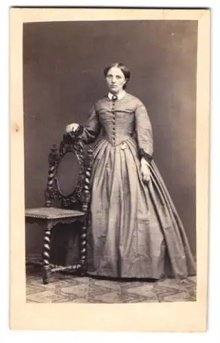 Fotografie A. Breuning, Hanau, Frau Kaiser im hellen taillierten Kleid mit Brosche
