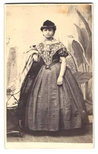 Fotografie unbekannter Fotograf und Ort, junge Frau im bestickten Kleid mit Hut