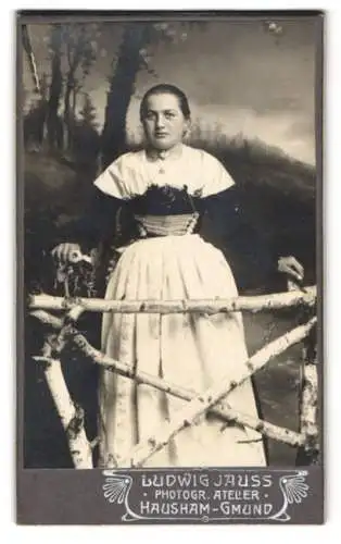 Fotografie Lidwig Jauss, Hausham, junge Frau im Trachtenkleid vor einer Studiokulisse