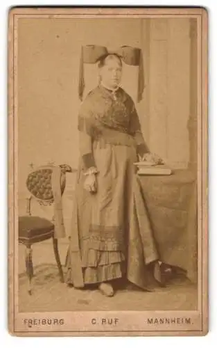 Fotografie C. Ruf, Freiburg i. B., junge Frau im Trachtenkleid mit grosser Schleife auf dem Kopf