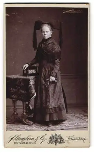 Fotografie F. Langbein & Cie., Heidelberg, junger Frau im dunklen Trachtenkleid mit Kopfschleife