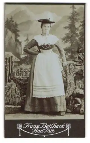 Fotografie Franz Beilhack, Bad Tölz, Dame im Trachtenkleid vor einer Studiokulisse