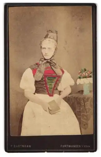Fotografie P. Bartmann, Furtwangen, junge Frau im Trachtekleid mit Haube, Handkoloriert