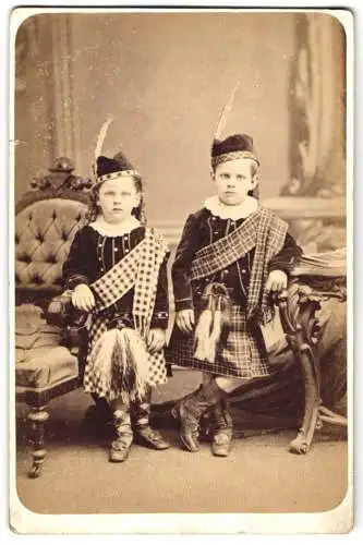 Fotografie unbekannter Fotograf und Ort, zwei kleine Kinder in schottischer Tracht mit Kilt / Schottenrock und Sporran