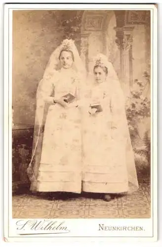 Fotografie S. Wilhelm, Neunkirchen / Saar, zwei junge Mädchen zur Kommunion in weissen Kleidern mit Schleier
