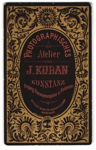 Fotografie J. Kuban, Konstanz, Hieronymusgasse, Anschrift des Ateliers mit floraler Umrandung im Jugendstil