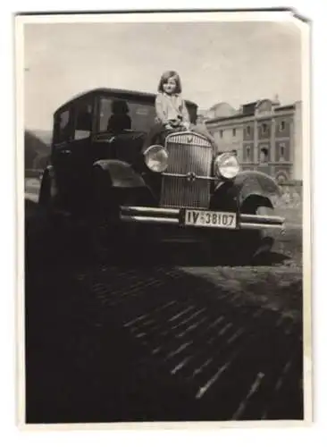 Fotografie Auto, Wanderer mit kleinem Mädchen auf der Motorhaube