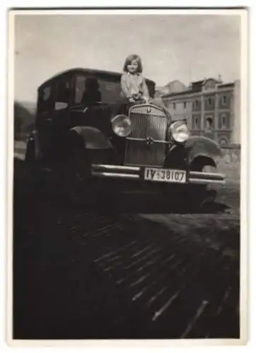 Fotografie Auto, kleines Mädchen sitzt auf der Motorhaube eines Wanderer