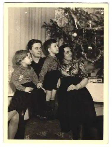 Fotografie Kinder, zwei niedliche kleine Kinder warten unterm Weihnachtsbaum auf den Weihnachtsmann, 1941