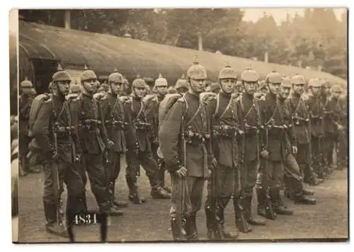Fotografie junge Soldaten in Uniform mit Pickelhaube Tarnbezug und Ausmarschgepäck, Kriegsausmarsch