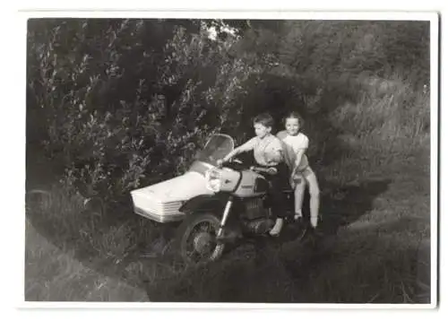 Fotografie Motorrad, zwei Kinder auf einer MZ Trophy mit Beiwagen