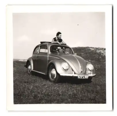 Fotografie Auto, VW Käfer, Kennzeichen BN 75-2169, junge Frau schaut aus dem offenen Verdeck