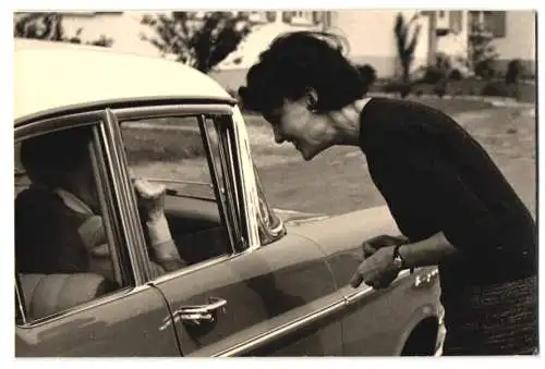 Fotografie Borgward, Frau schaut durchs Fenster