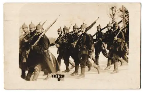 Fotografie Soldaten in Uniform mit Pickelhaube Tarnbezug und geschultertem Gewehr, Kriegsausmarsch