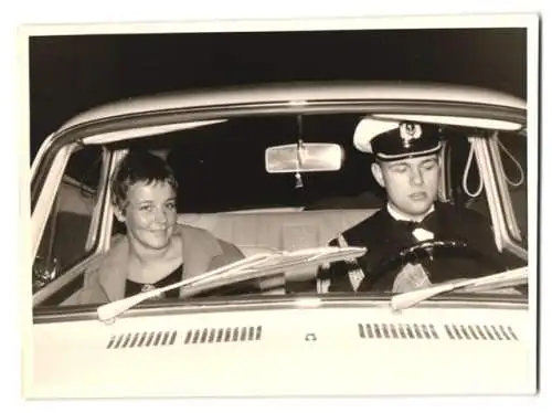 Fotografie Marine Soldat in Uniform mit seiner Freundim im Auto