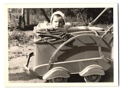 Fotografie Spielzeug, kleines Mädchen Birgit im Kinderwagen, 1963
