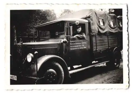 Fotografie MAN LKW mit Abdeckplane und Soldat als Fahrer