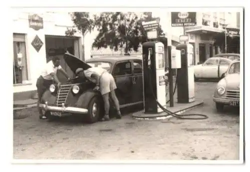 Fotografie Tankstelle, Tankwart prüft die Flüssigkeiten des Auto, Zapfsäule