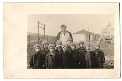 Fotografie Ansicht Schafberg, Waisenkinder mit Erzieherin auf dem Schafberg 1925