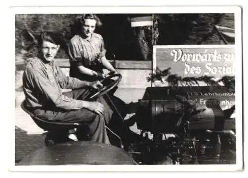 Fotografie Traktor mit DDR Propaganda Spruch: Vorwärts zum Aufbau des Sozialismus