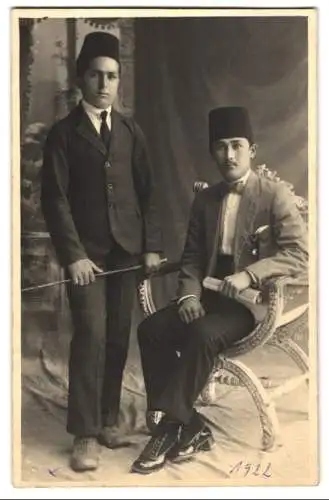 Fotografie unbekannter Fotograf und Ort, zwei junge Türken im Anzug mit Fes, Hassan Bahsig, 1922