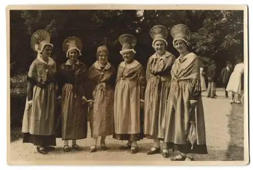 Fotografie Ch. Franz, Titisee, Damen in Tracht mit Kopfbedeckung