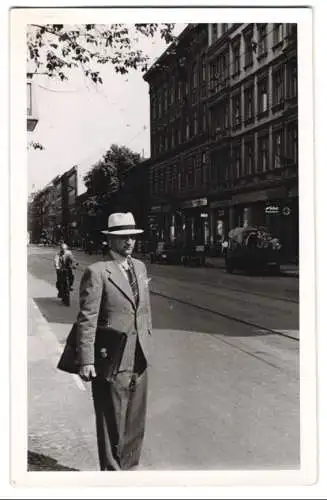 Fotografie unbekannter Fotograf, Ansicht Berlin, Herr im Anzug am Elsnerhaus Oranienstrasse auf dem Weg zur Arbeit